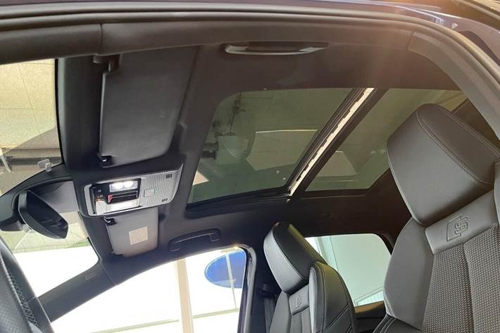 Blå Audi Q4 fra 2021