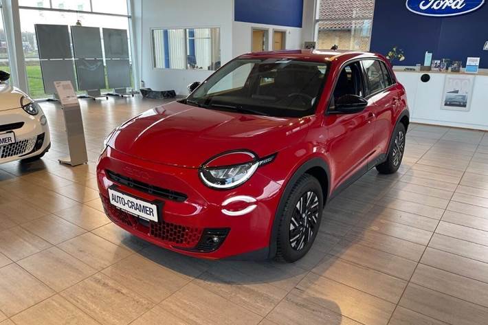 Rød Fiat 600e fra 2023