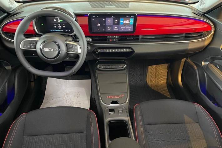 Rød Fiat 600e fra 2023