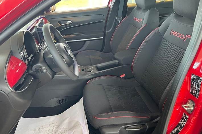 Rød Fiat 600e fra 2023