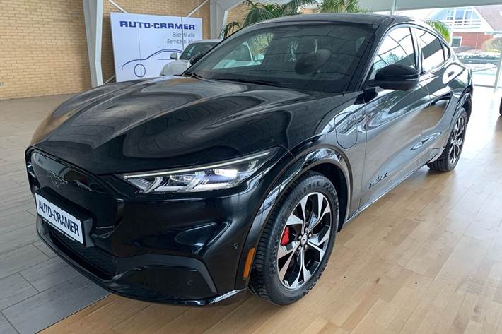 Sort Ford Mustang Mach-E fra 2024 set udefra