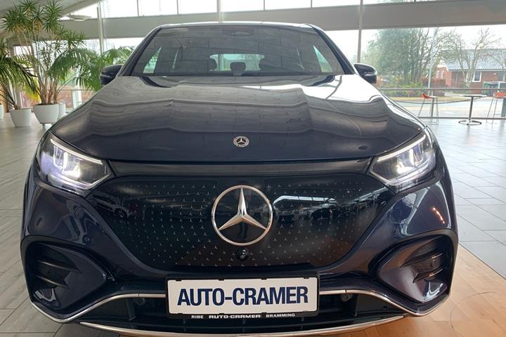 Blå Mercedes EQE 350 fra 2024