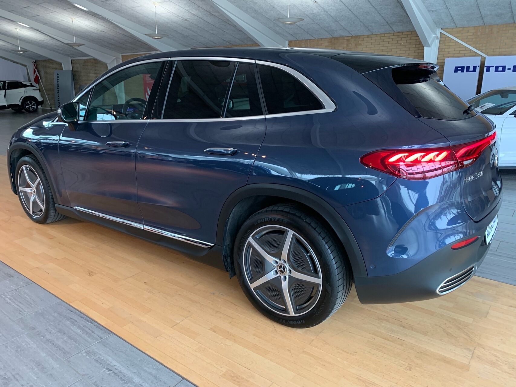 Blå Mercedes EQE 350 fra 2024