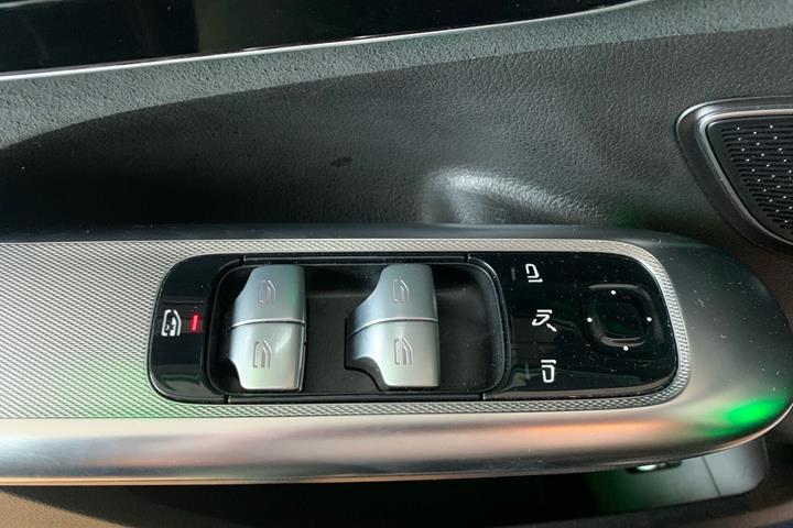 Blå Mercedes EQE 350 fra 2024