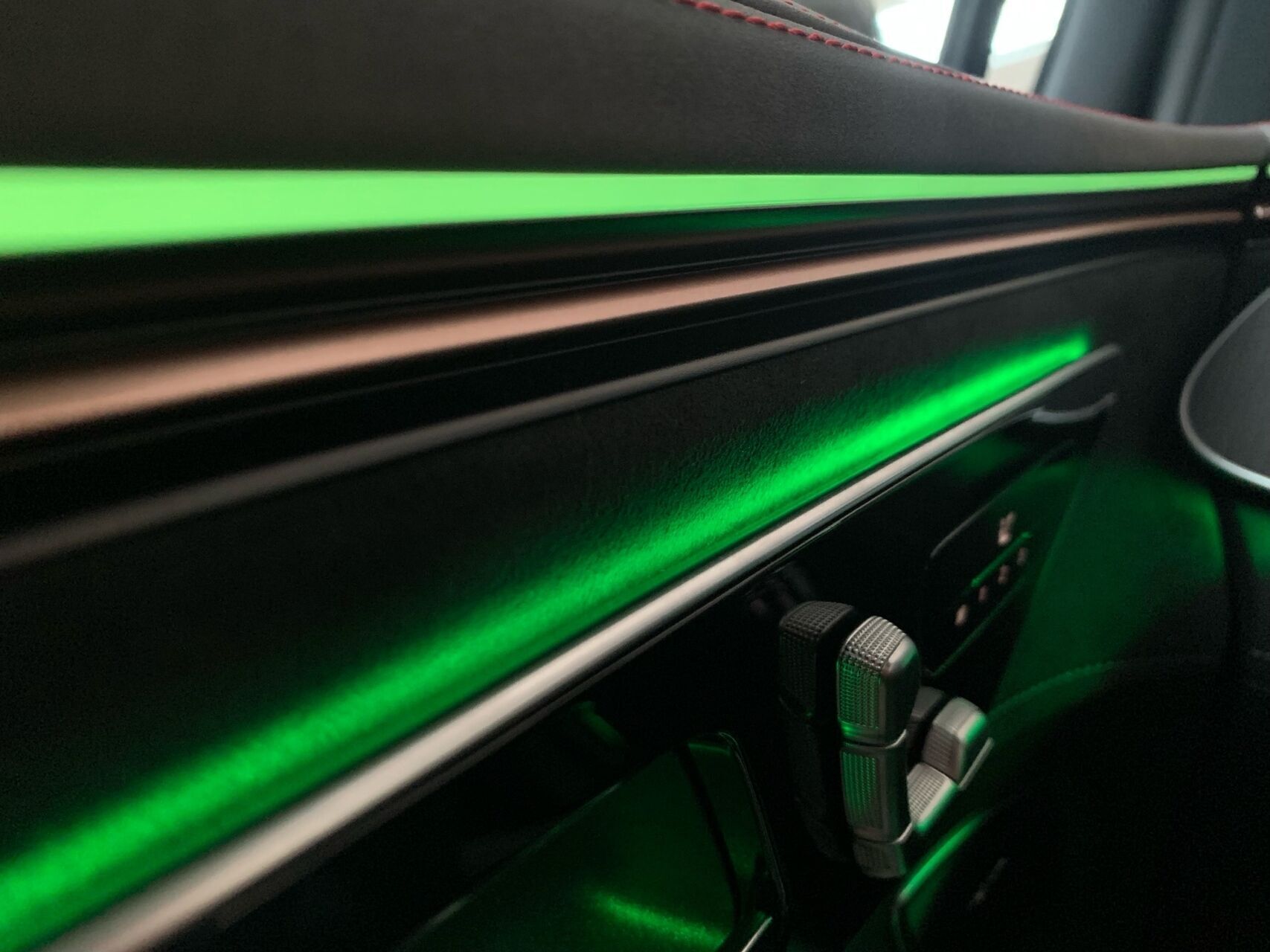 Blå Mercedes EQE 350 fra 2024