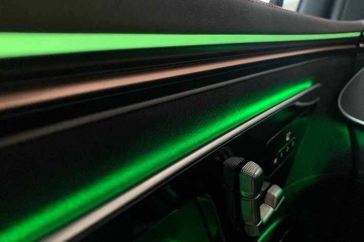 Blå Mercedes EQE 350 fra 2024