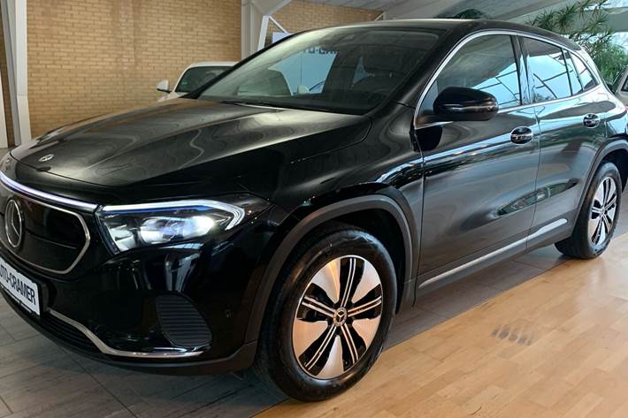 Sort Mercedes EQA 250+ fra 2023 set udefra