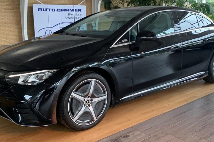 Sort Mercedes EQE 350+ fra 2024 set udefra