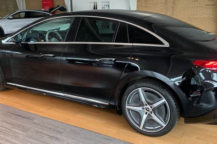 Sort Mercedes EQE 350+ fra 2024