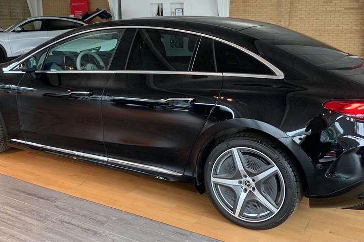 Sort Mercedes EQE 350+ fra 2024