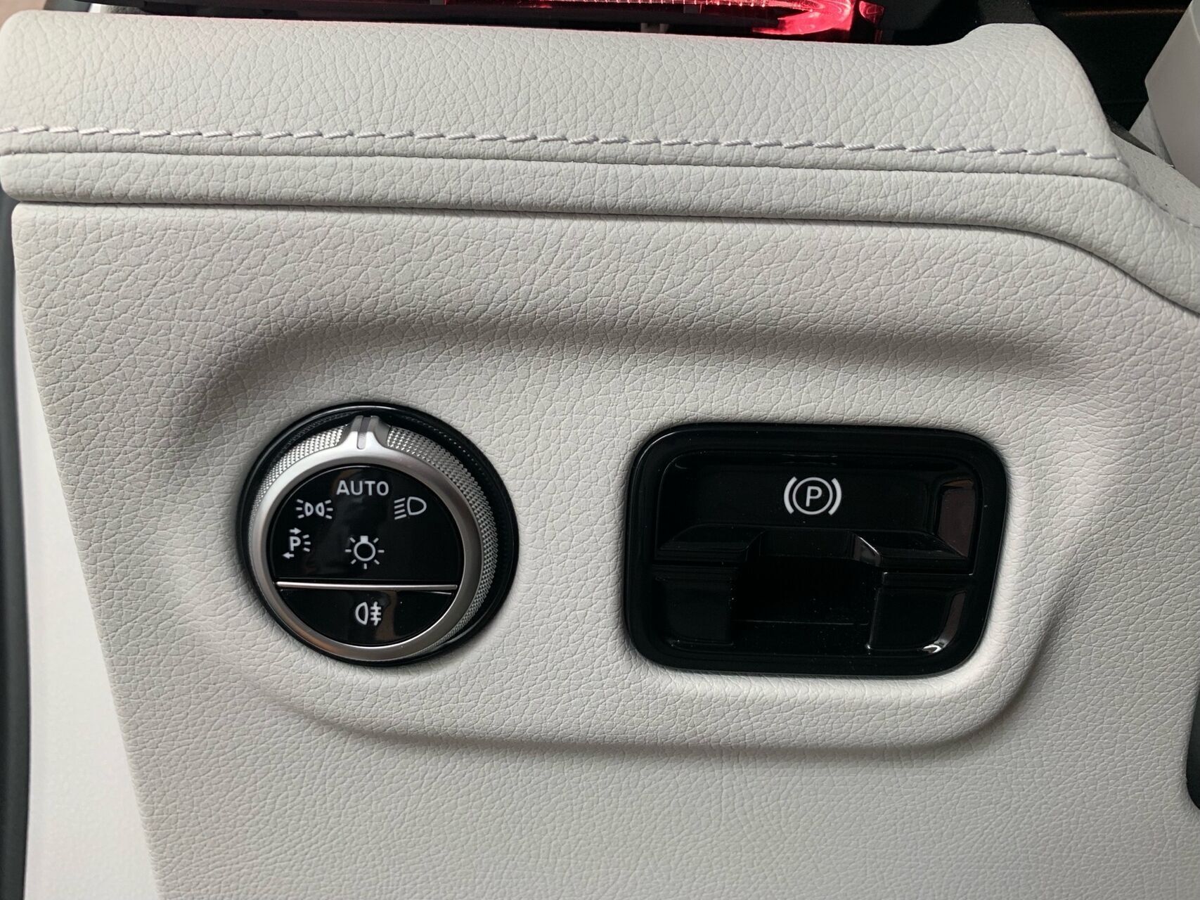 Sort Mercedes EQE 350+ fra 2024 set indefra