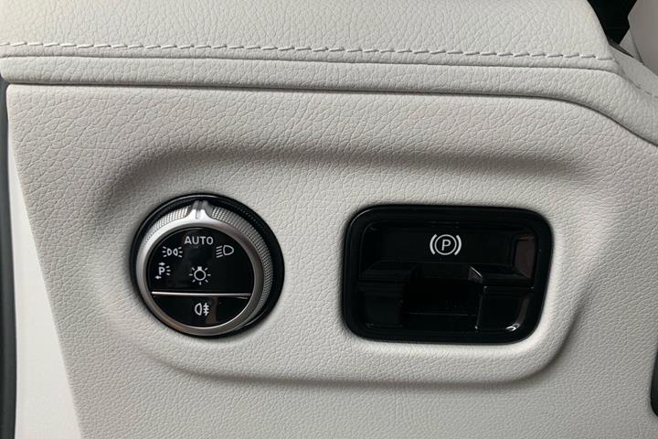 Sort Mercedes EQE 350+ fra 2024 set indefra