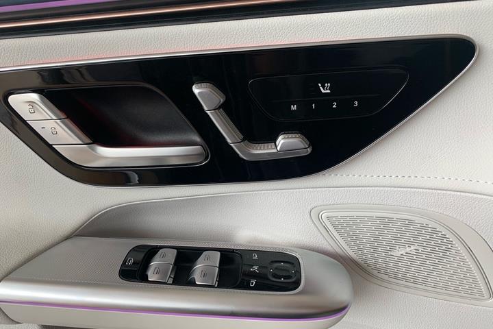 Sort Mercedes EQE 350+ fra 2024