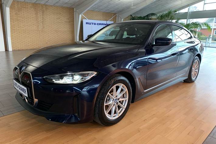 Blå BMW i4 fra 2023 set udefra