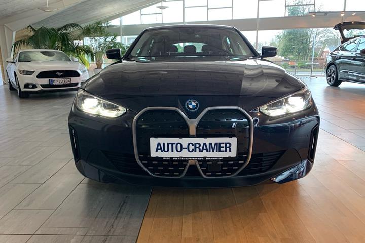 Blå BMW i4 fra 2023