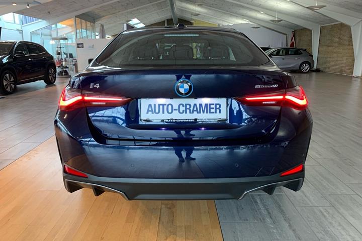 Blå BMW i4 fra 2023