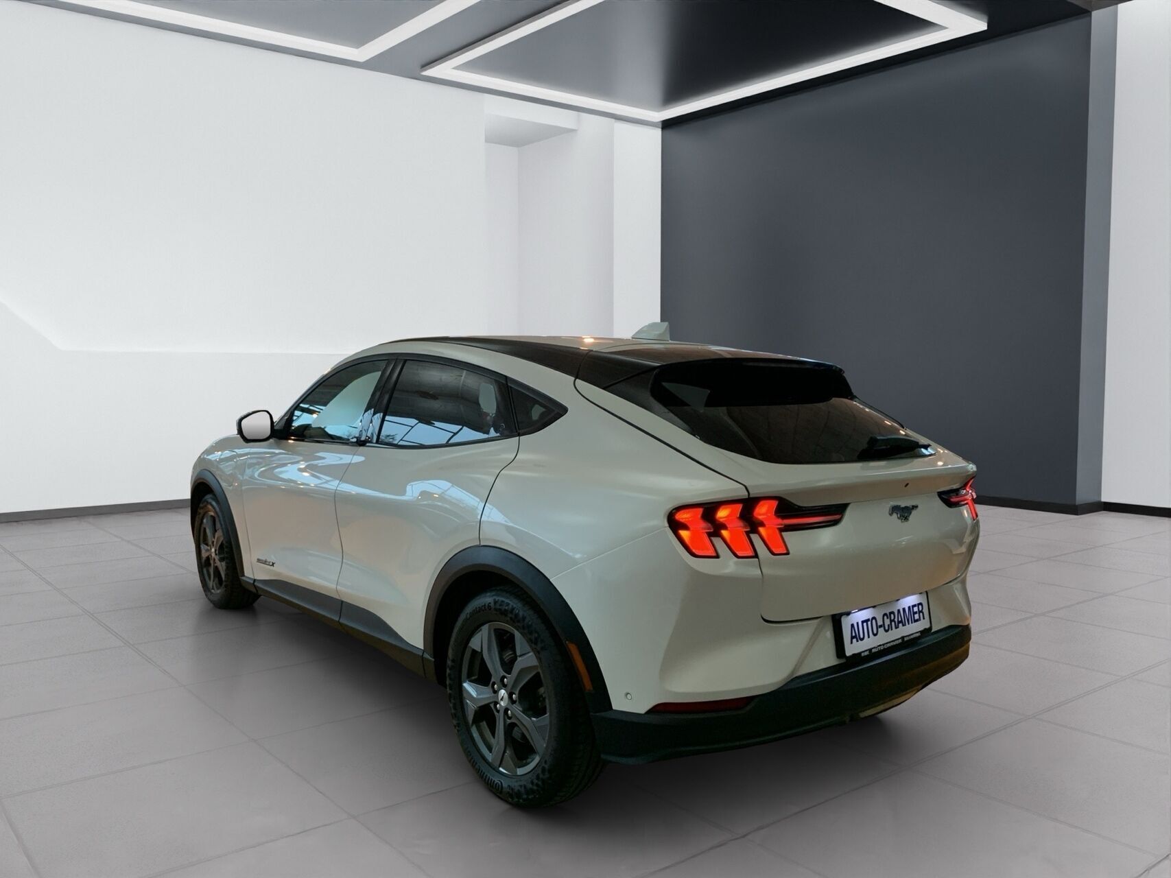 Hvid Ford Mustang Mach-E fra 2021