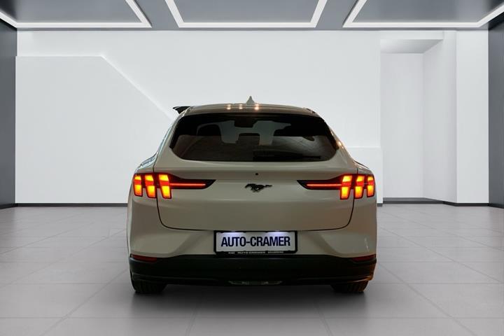 Hvid Ford Mustang Mach-E fra 2021