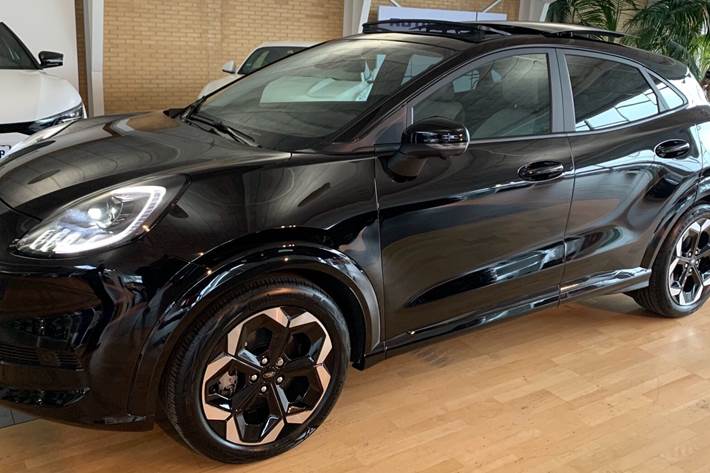Sort Ford Puma Gen-E fra 2025 set udefra