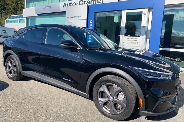 Sort Ford Mustang Mach-E fra 2022 set udefra