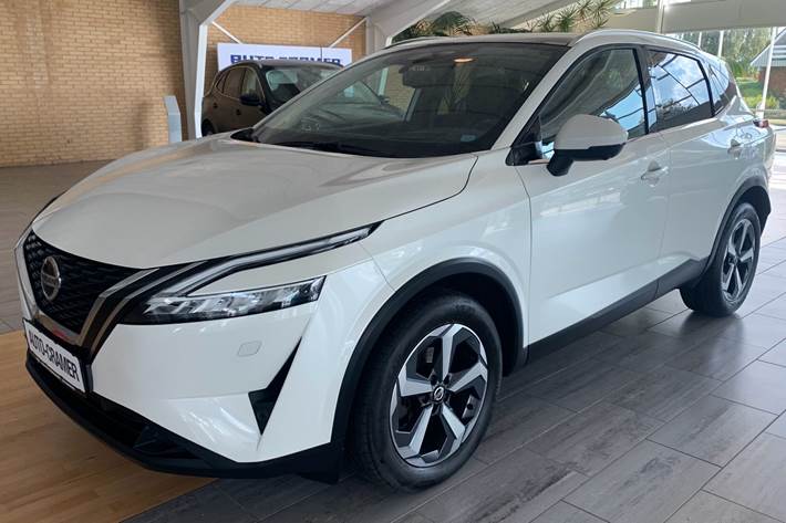 Hvid Nissan Qashqai fra 2021 set udefra