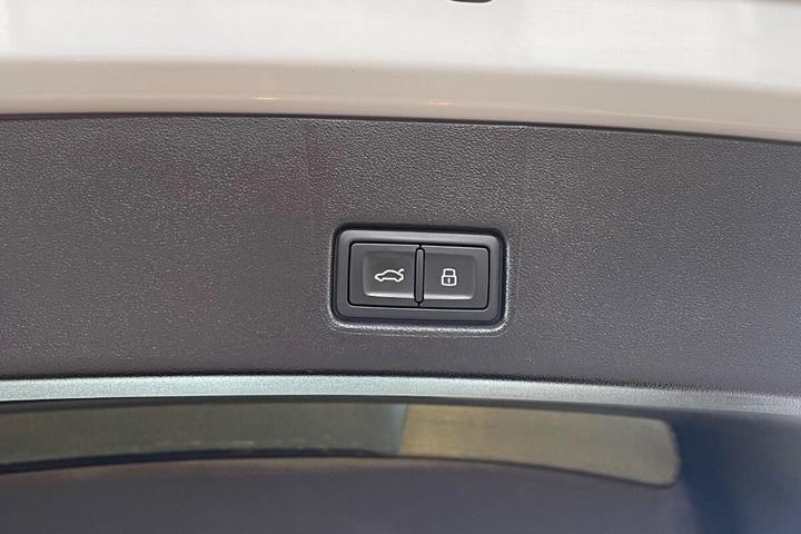 Hvid Audi Q4 fra 2023