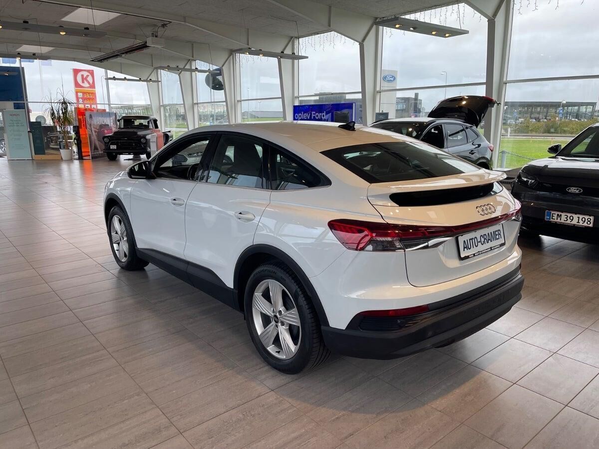 Hvid Audi Q4 fra 2023