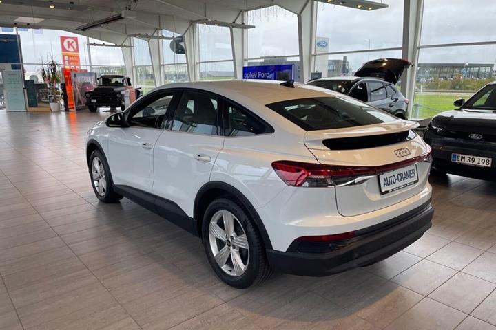 Hvid Audi Q4 fra 2023
