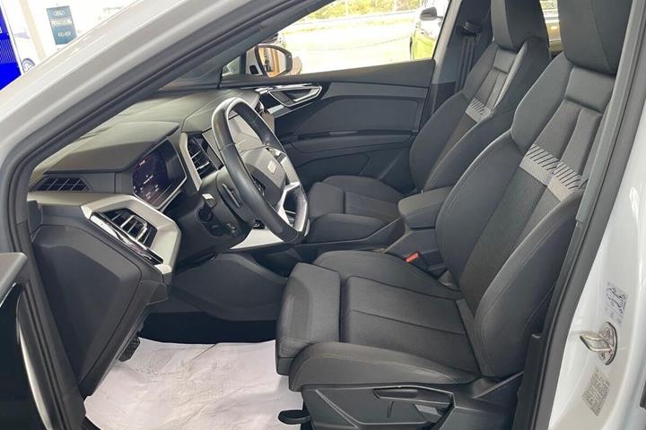 Hvid Audi Q4 fra 2023