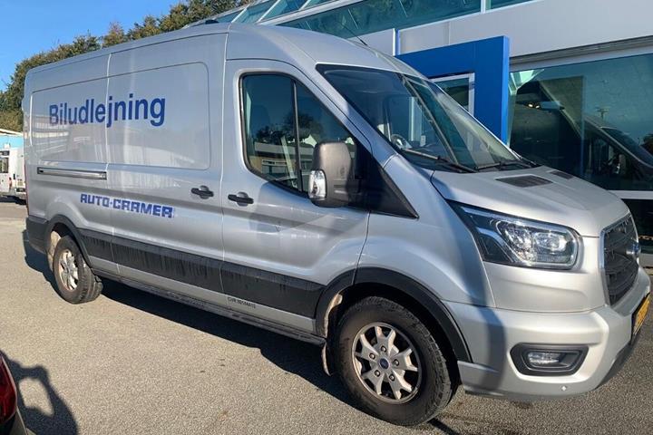 Sølv Ford Transit fra 2024 set udefra