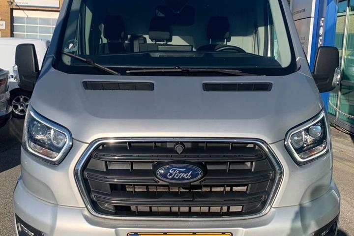 Sølv Ford Transit fra 2024