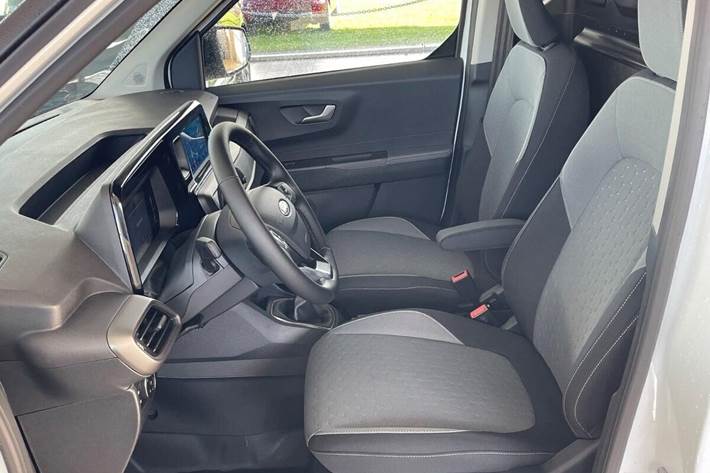 Hvid Ford Transit Courier fra 2024