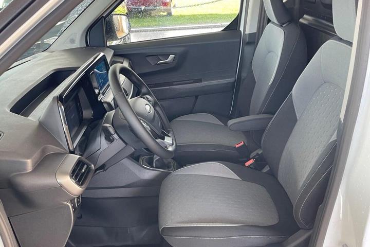 Hvid Ford Transit Courier fra 2024