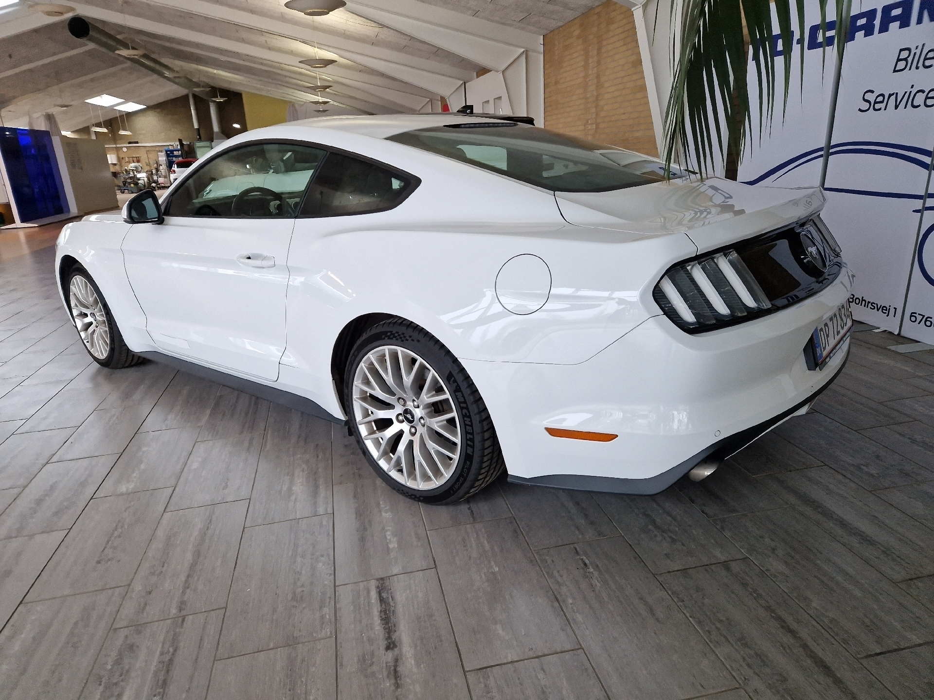 Hvid Ford Mustang fra 2016