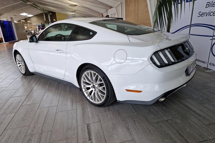 Hvid Ford Mustang fra 2016