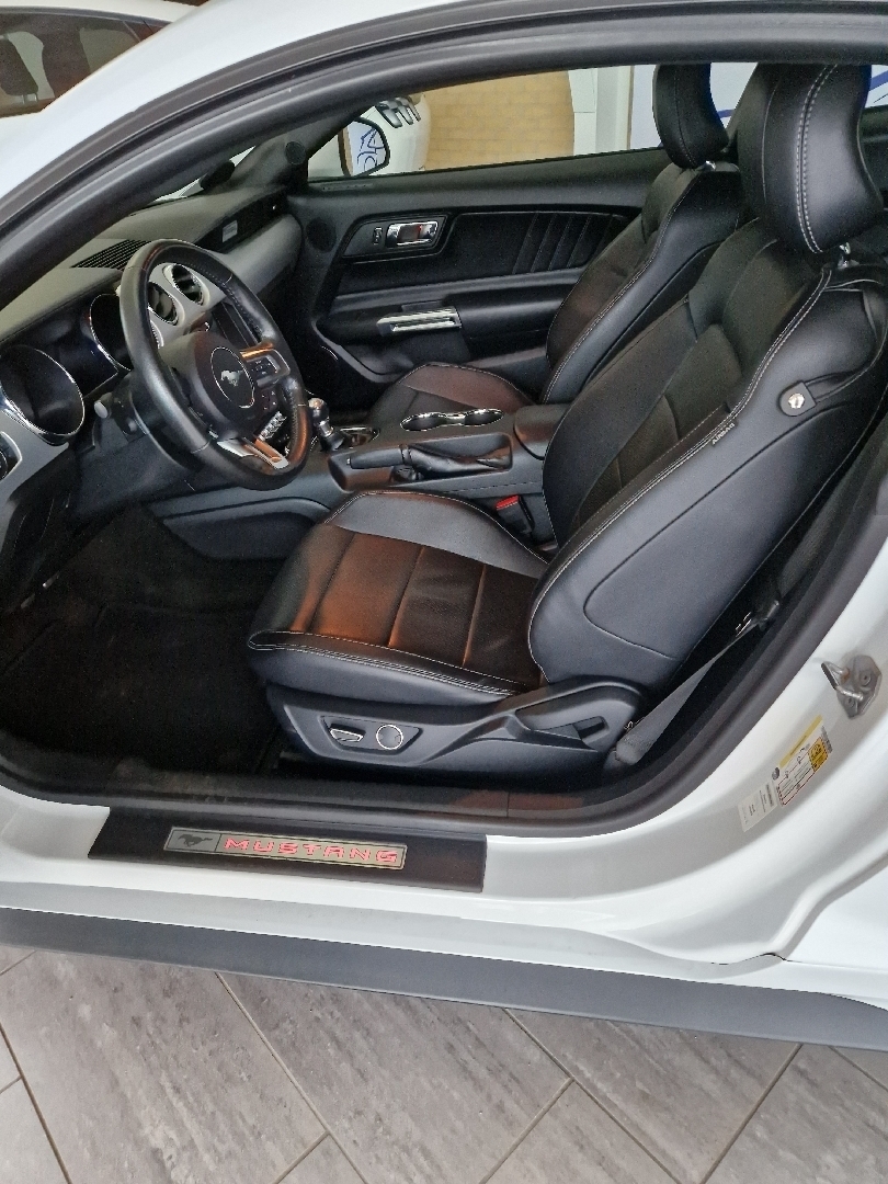 Hvid Ford Mustang fra 2016