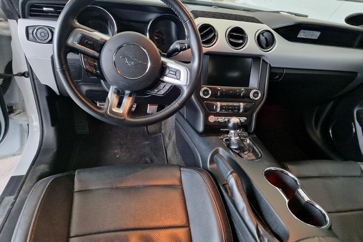 Hvid Ford Mustang fra 2016
