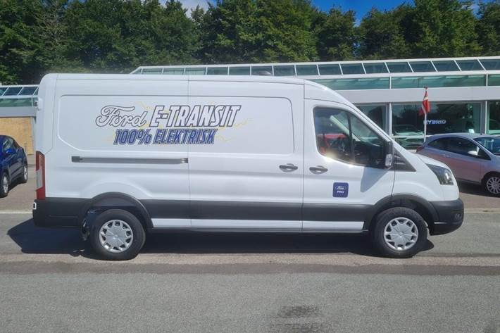 Hvid Ford E-Transit fra 2022 set udefra