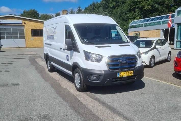 Hvid Ford E-Transit fra 2022 set udefra