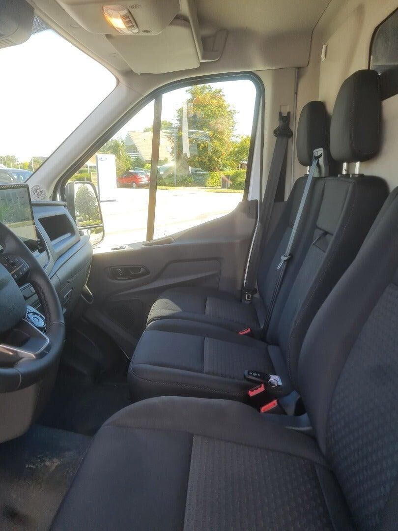 Hvid Ford E-Transit fra 2022 set indefra