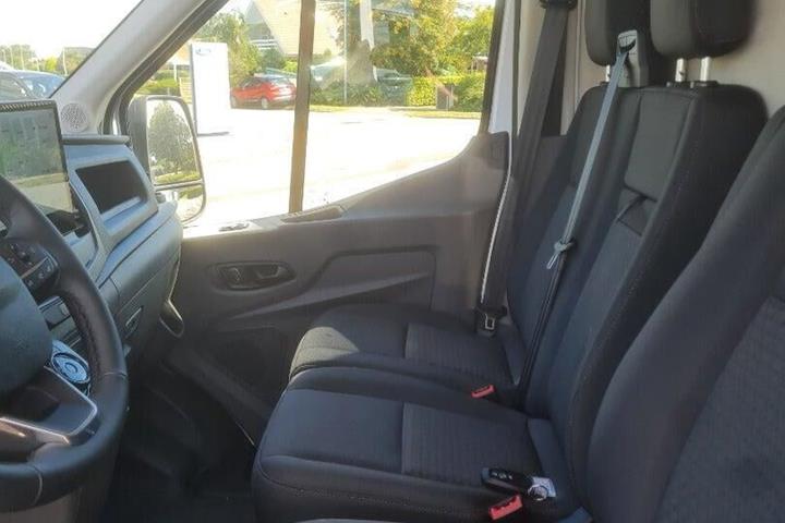 Hvid Ford E-Transit fra 2022 set indefra