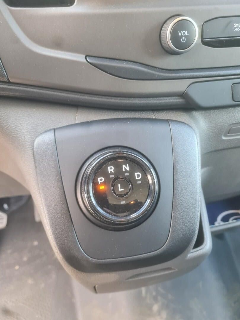 Hvid Ford E-Transit fra 2022 set indefra