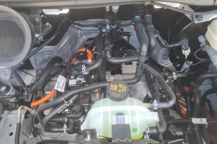 Hvid Ford E-Transit fra 2022 set udefra