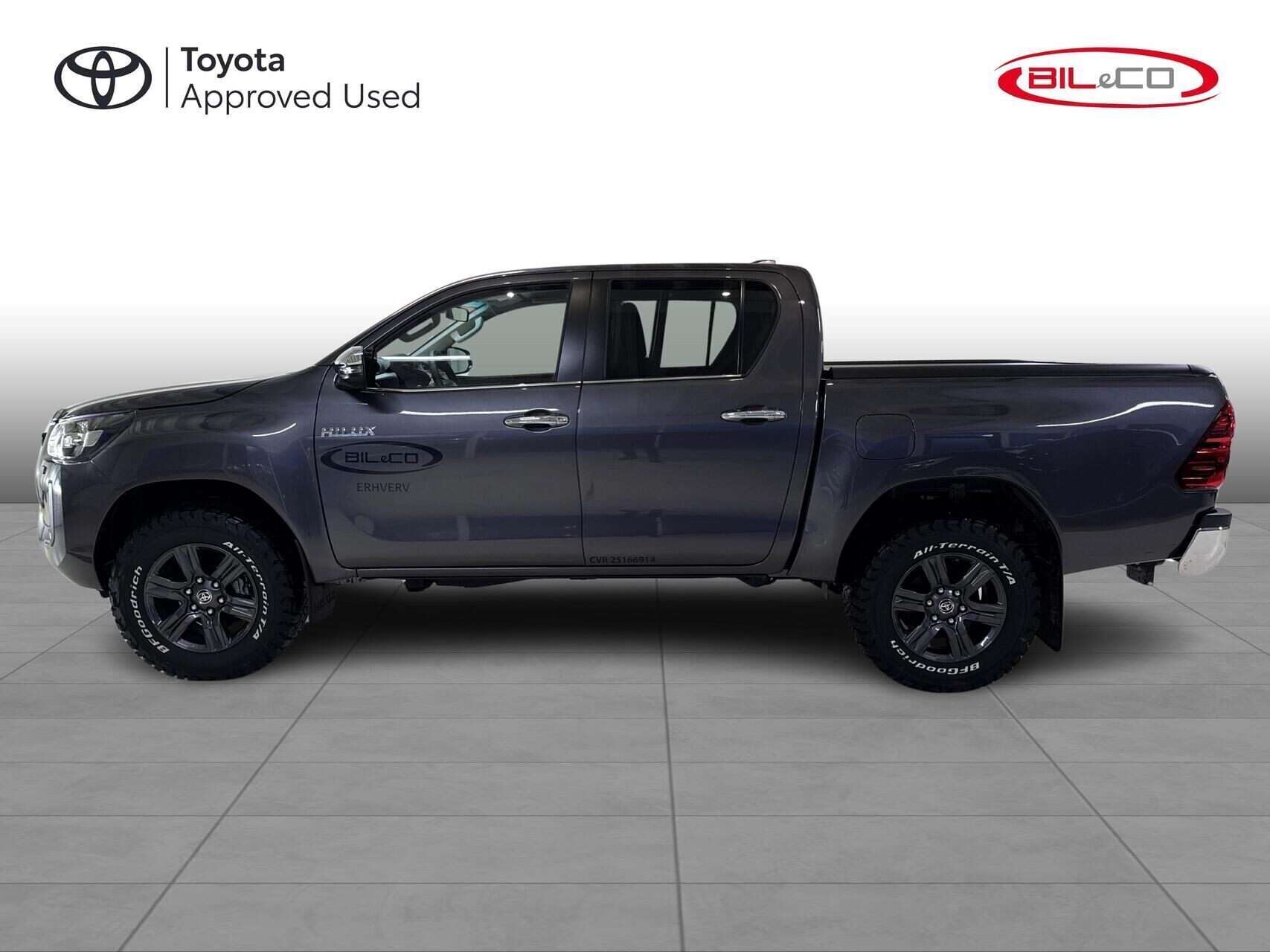 Grå Toyota HiLux fra 2025