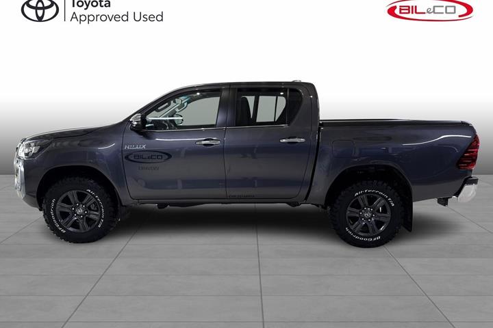 Grå Toyota HiLux fra 2025