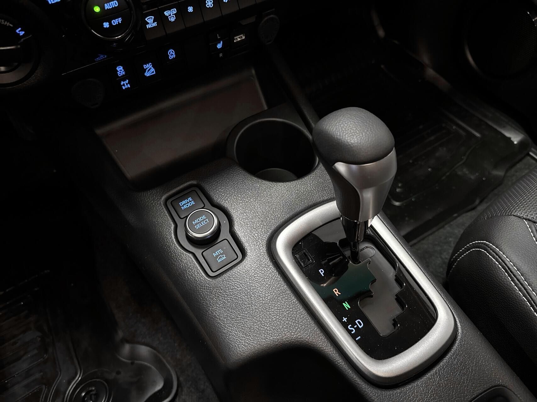 Grå Toyota HiLux fra 2025