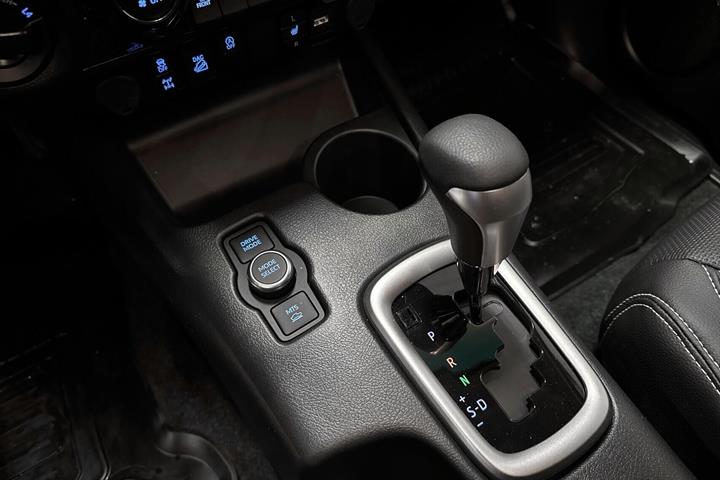 Grå Toyota HiLux fra 2025