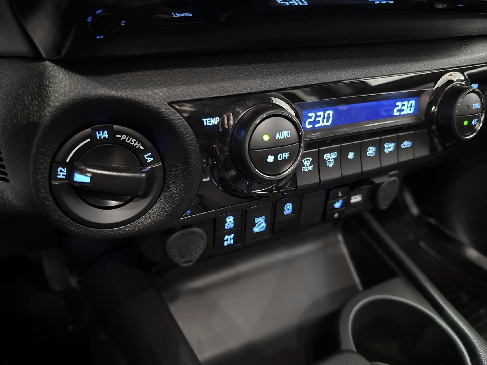Grå Toyota HiLux fra 2025