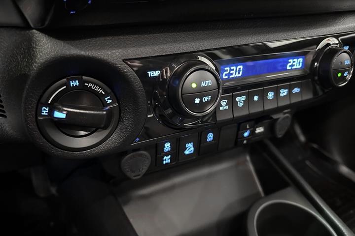 Grå Toyota HiLux fra 2025