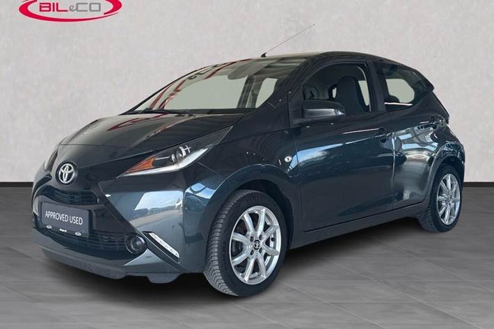 Sort Toyota Aygo fra 2016 set udefra